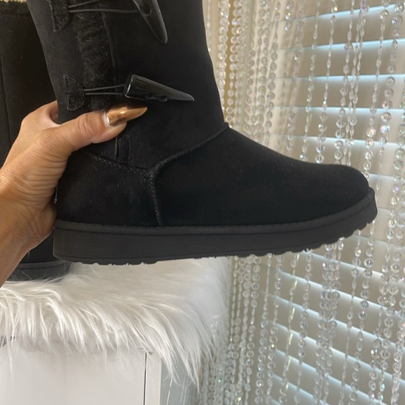 Like New Black Suede & Faux Fur White Mountain Boots - Picture 8 of 13